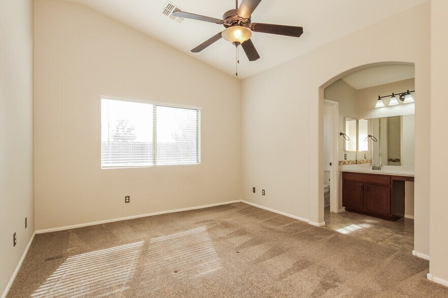 Building Photo - 1105 E Nardini St