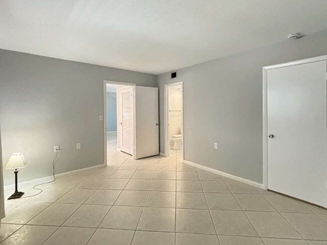 Building Photo - Well-Maintained 2-Bedroom Condo in Meridian Park | 55+ Community | Palm Beach Gardens