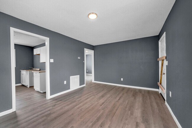 Building Photo - 2 Bed 1 Bath Completely renovated apt - appliances/water provided $900