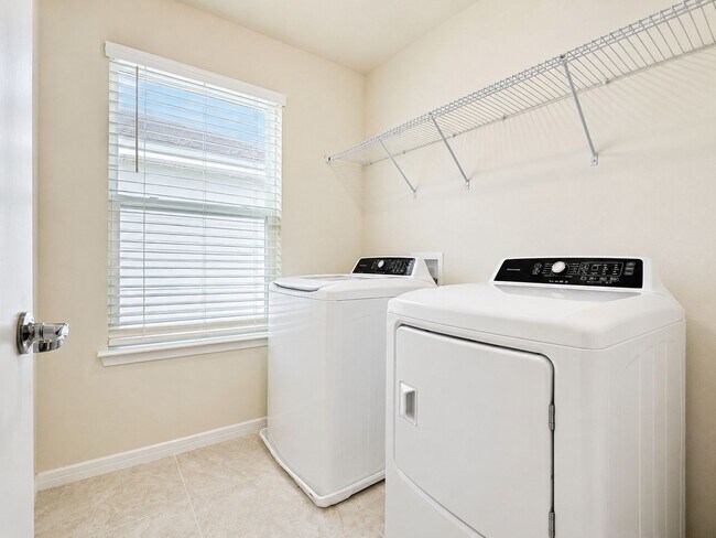Building Photo - Welcome home to refined family living in this 3Bedrooms / 2.5Baths residence in Tohoqua!