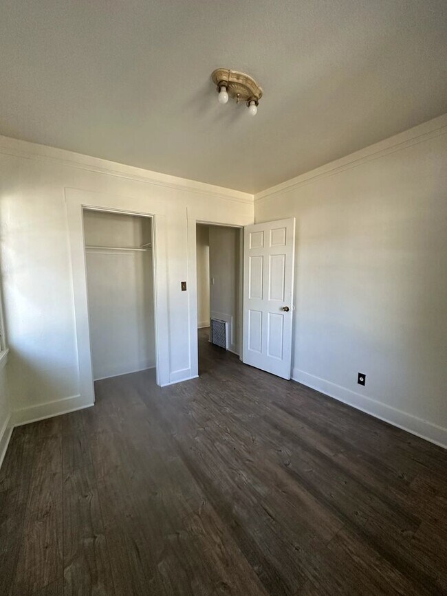 Building Photo - 2024 Darrow Ave