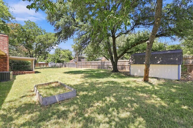 Building Photo - 3204 Denbury Dr
