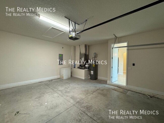 Building Photo - 405 Last Tree Dr