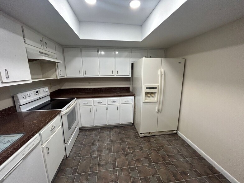 Building Photo - Freshly painted interior and new carpet in living room spacious home off Country Club Blvd