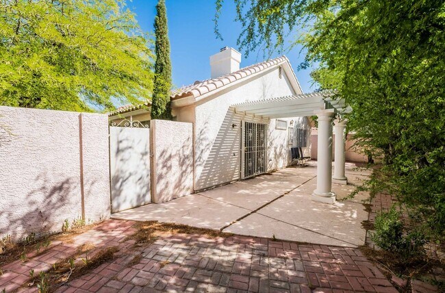 Building Photo - Stunning 3 Bedroom home!