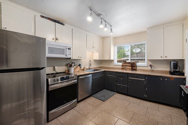 Building Photo - Spacious Top Unit of Quadplex Available So...