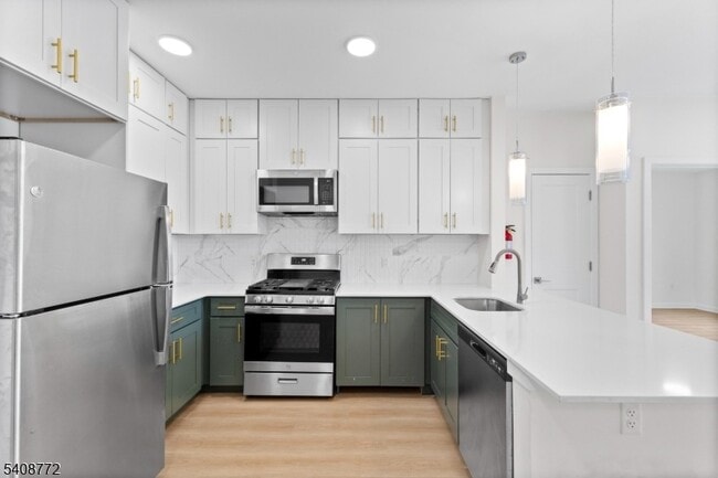 Building Photo - 321 E 3rd St