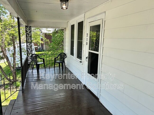 Building Photo - 210 Biltmore St