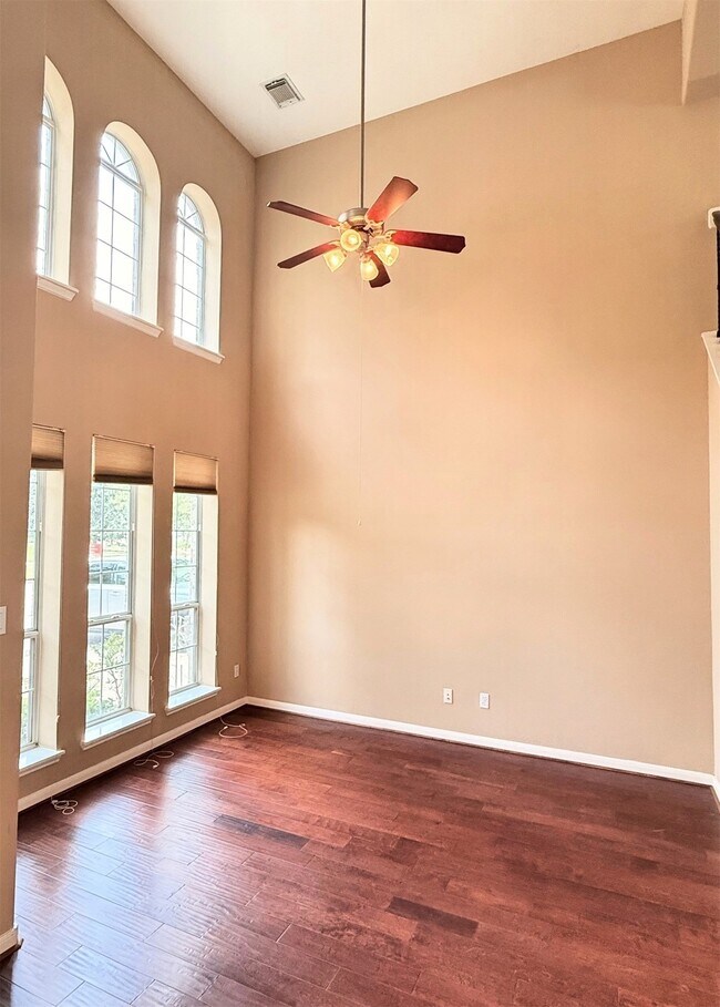 Building Photo - 2214 Jurgensen Ln