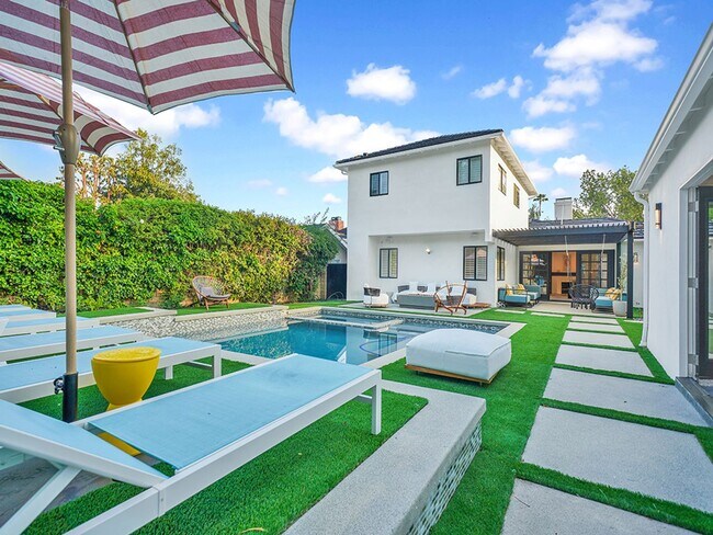 Building Photo - Luxe 5+4.5 w/detached studio, downstairs e...