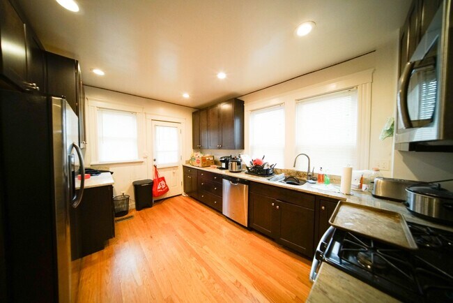 Building Photo - 5-bed, 2.5 bath Allston Apt Near the T!
