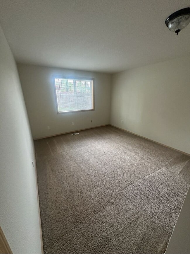 Building Photo - Ranch, 2 Bedroom + Bonus Room / Office.