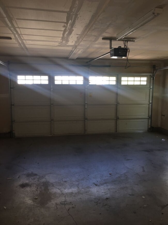 Building Photo - Three Bedroom Townhouse Style Apartment wi...