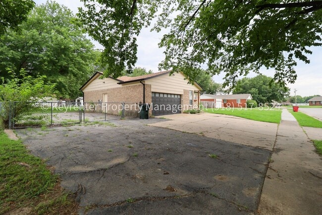 Building Photo - 11621 N 103rd E Ave