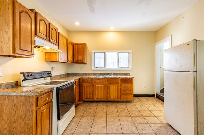 Building Photo - 447 Hawley St