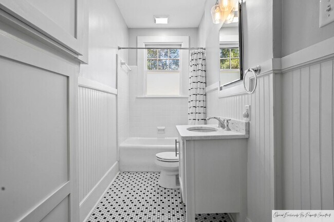Building Photo - BEAUTIFUL ONE STORY BRICK HOME IN DOWNTOWN...
