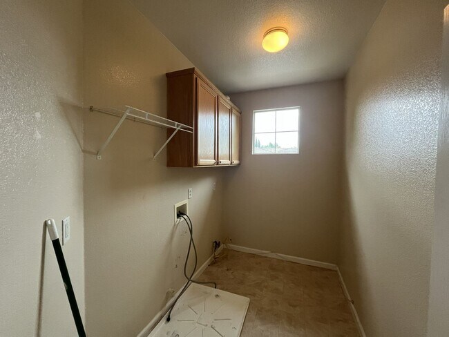Building Photo - COMING SOON!!! 4 bedroom 3 bathroom home in Elk Grove!