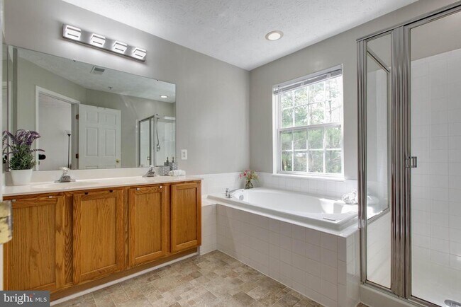 Building Photo - 8893 Papillon Dr
