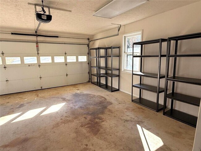 Building Photo - 4359 Parkview Dr