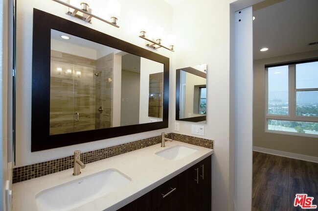 Building Photo - 2753 Waverly Dr