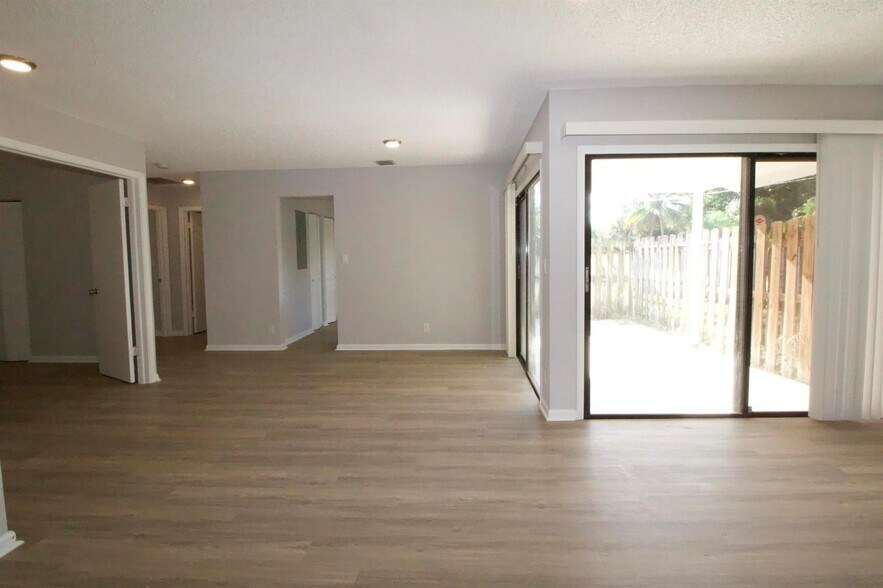 Primary Photo - 9220 Roan Ln