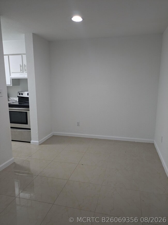 Building Photo - 733 Riverside Dr