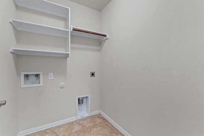 Building Photo - 417 Briar Park Dr