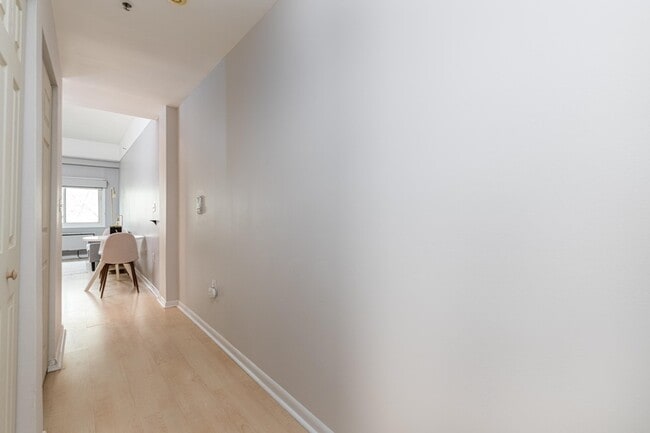 Building Photo - 476 Monmouth St