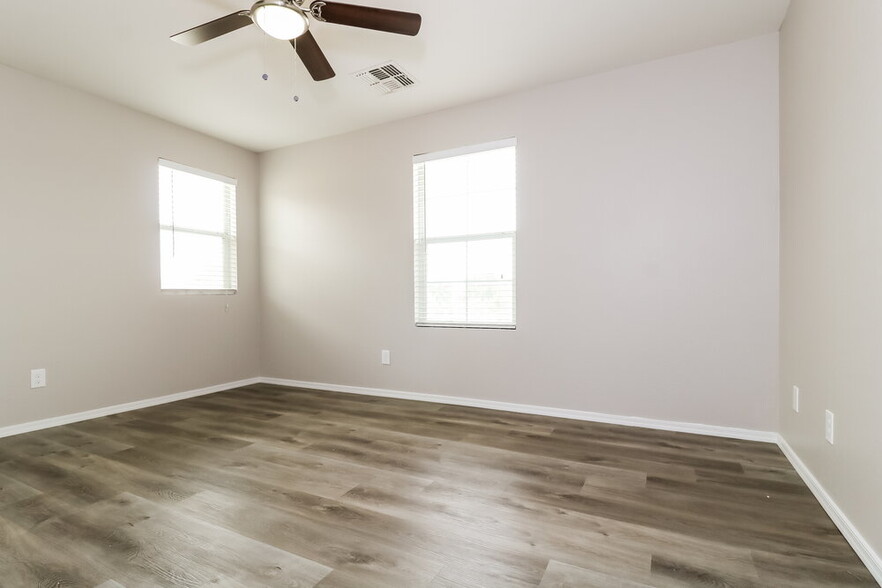 Building Photo - 5229 W Albeniz Pl