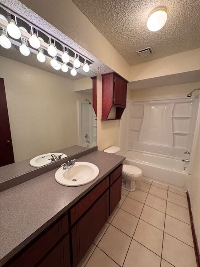 Building Photo - 3 bed, 2 bath ,fenced back yard in Moore Schools, ready for move in!