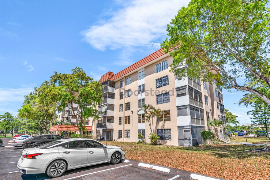 Building Photo - 4172 Inverrary Dr