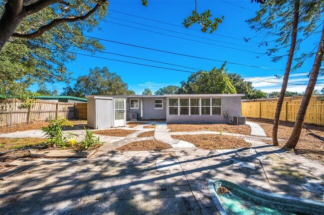 Building Photo - 1400 Poinciana Dr
