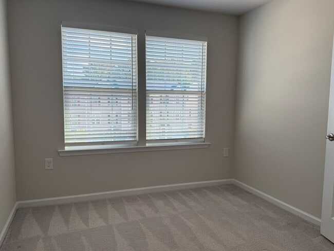 Building Photo - WONDERFUL Townhome in North East Raleigh, Available Now!