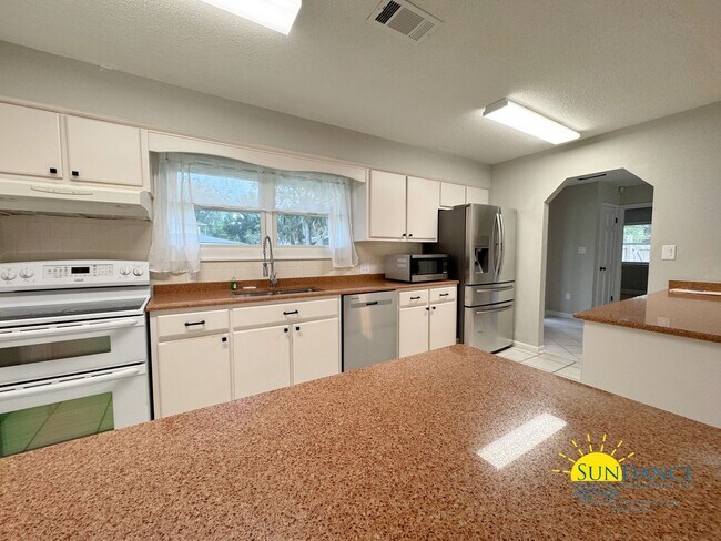 Building Photo - 1501 Royal Palm Dr