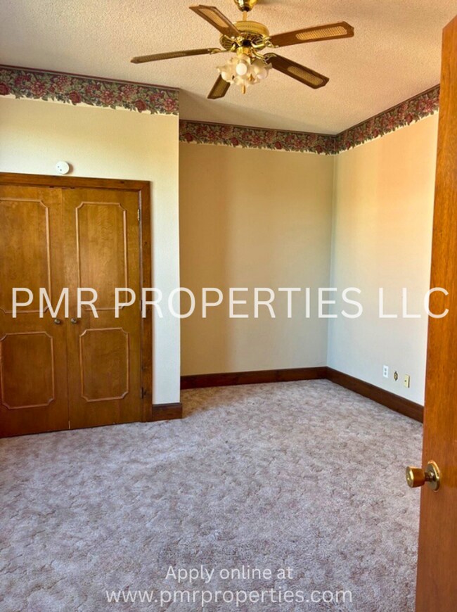 Building Photo - Red Oak Apartments