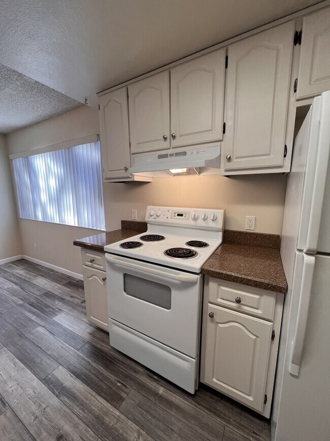 Building Photo - 302 Pleasant St