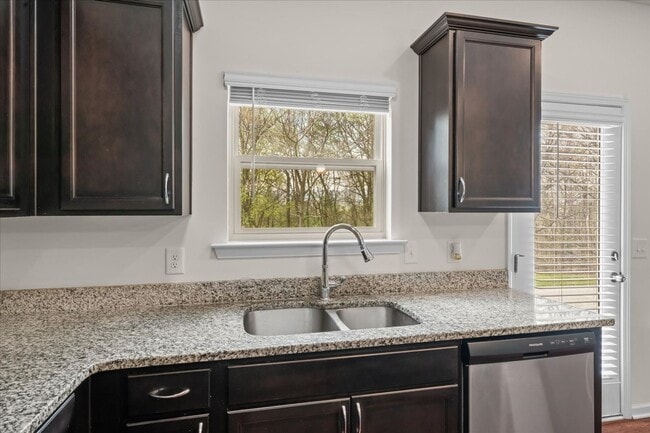 Building Photo - 1407 Red Hill Dr