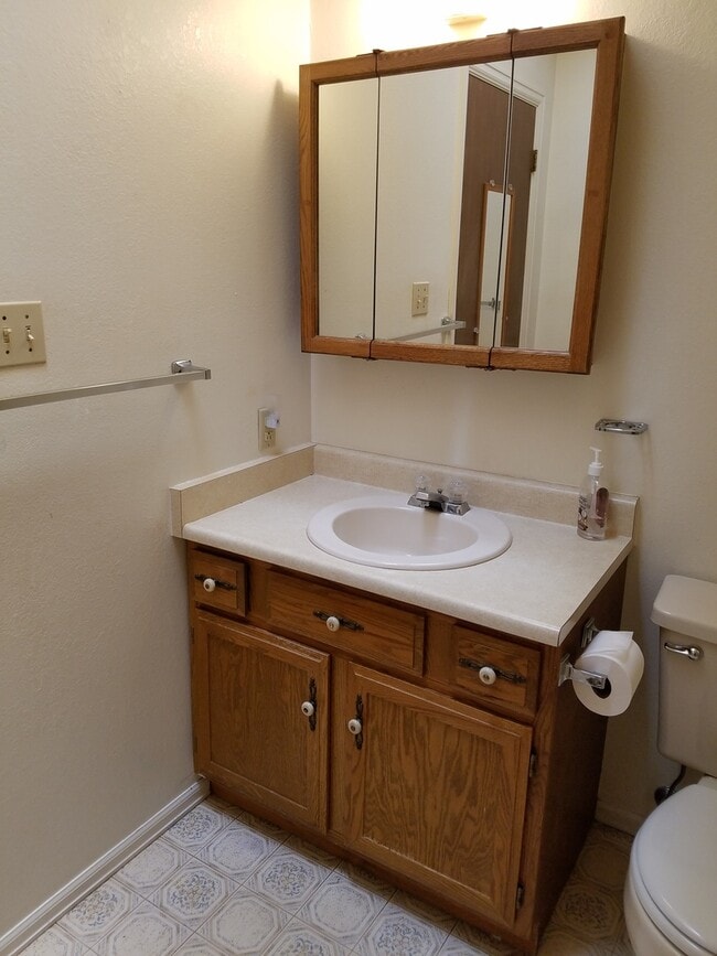 Building Photo - 2 bedroom 1 bath
