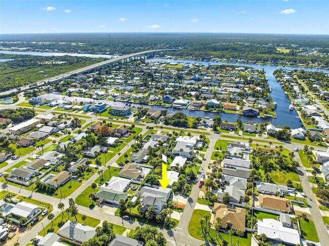 Building Photo - 305 N 6th St