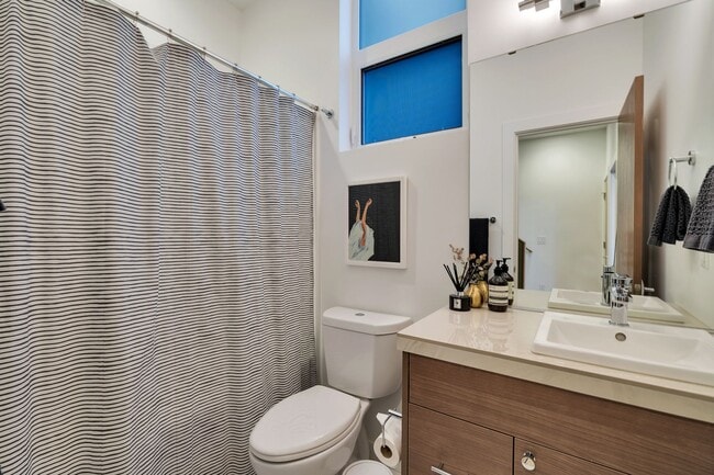 Building Photo - Modern stylish Madison Valley home