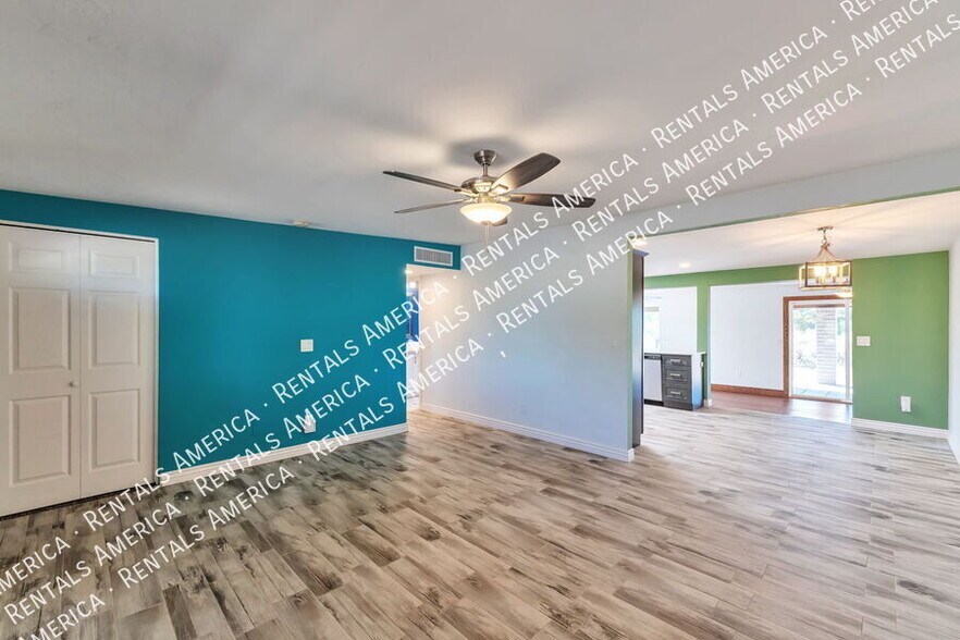 Building Photo - 330 E Mountain Vista Dr