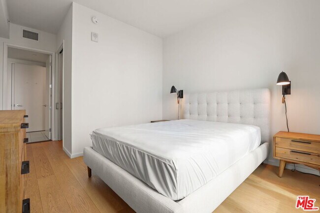 Building Photo - 889 Francisco St