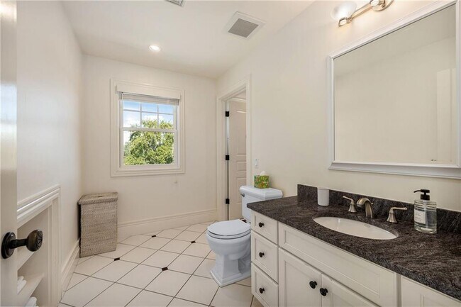 Building Photo - 303 Howland Ave