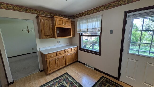 Oak Cabinets - 418 Lincoln Ln