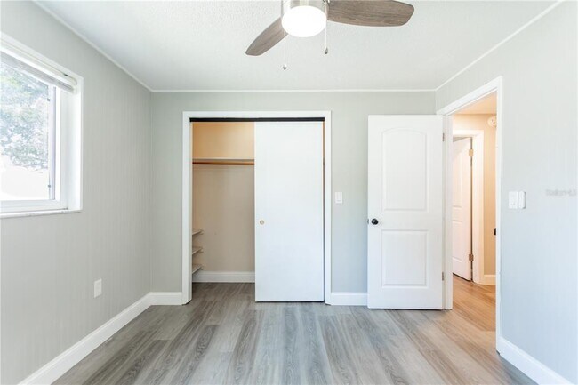 Building Photo - 2021 Valley Dr