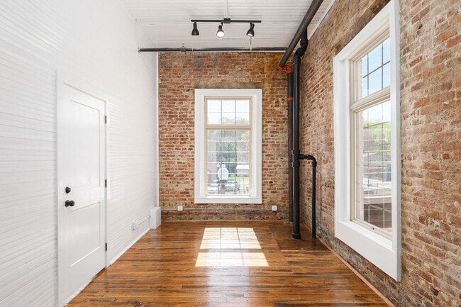 Building Photo - 1403 Huntsville Rd