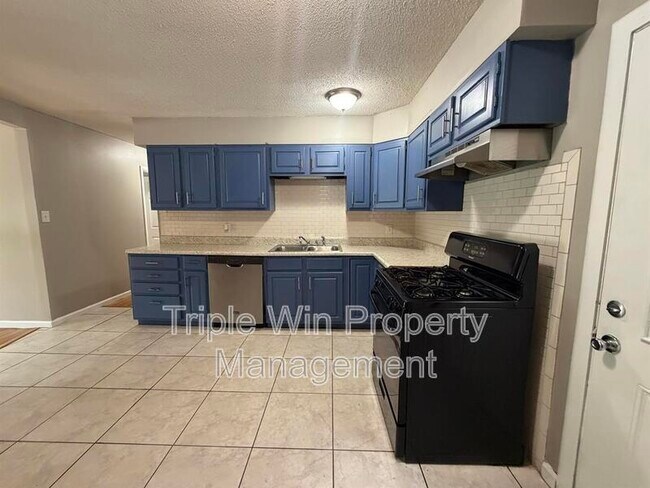 Building Photo - 714 Undercliff Dr