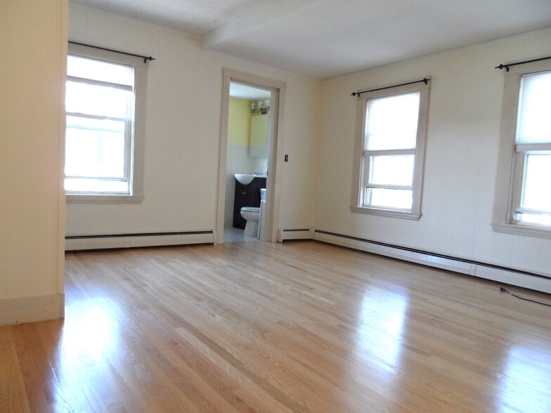 Building Photo - 11 Chestnut St