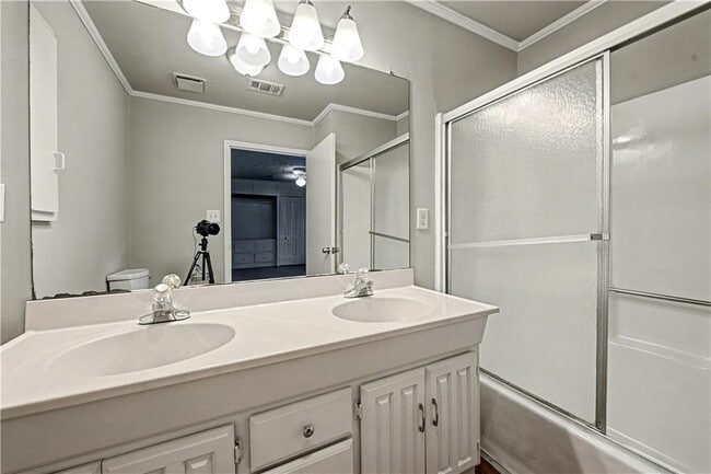 Building Photo - 2008 Shalimar Dr NE