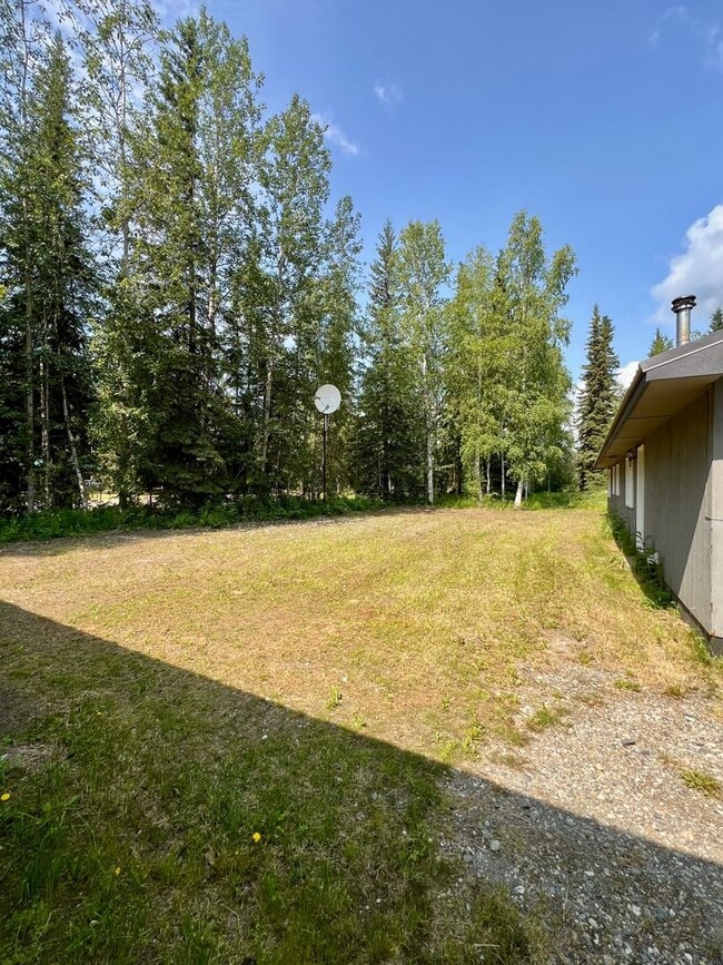 Building Photo - 3 Bedroom Home / 2-Car Garage / No Pets